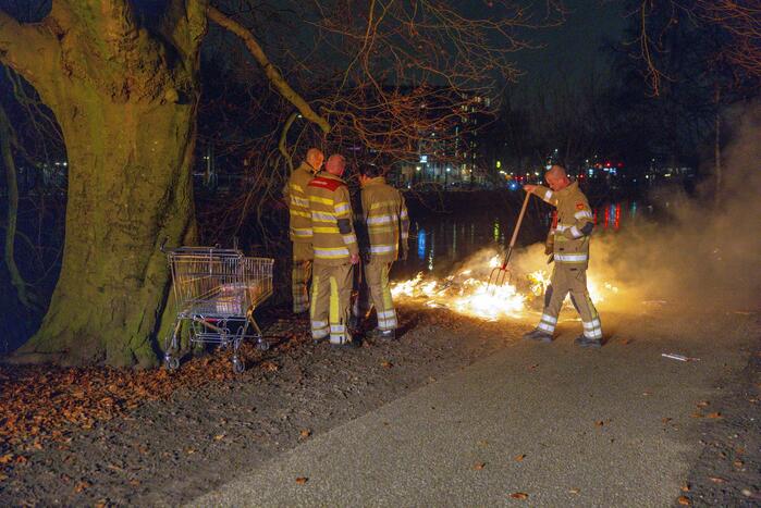 Gedumpte folders in brand gestoken