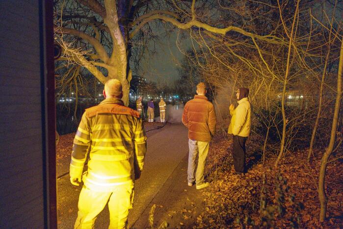 Gedumpte folders in brand gestoken