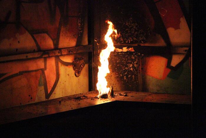 Spuitbus in brand in jeugdhonk