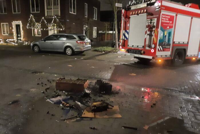 Brandweer blust smeulende vuurwerkresten