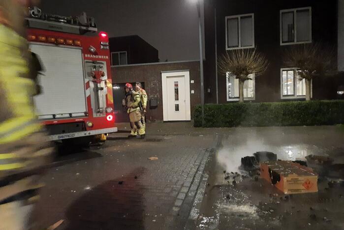 Brandweer blust smeulende vuurwerkresten