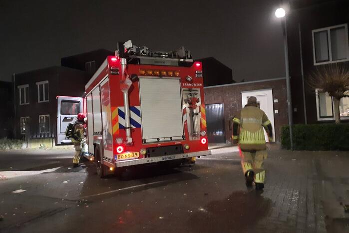 Brandweer blust smeulende vuurwerkresten