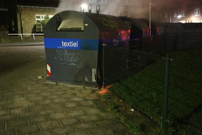 Container met kleding in brand