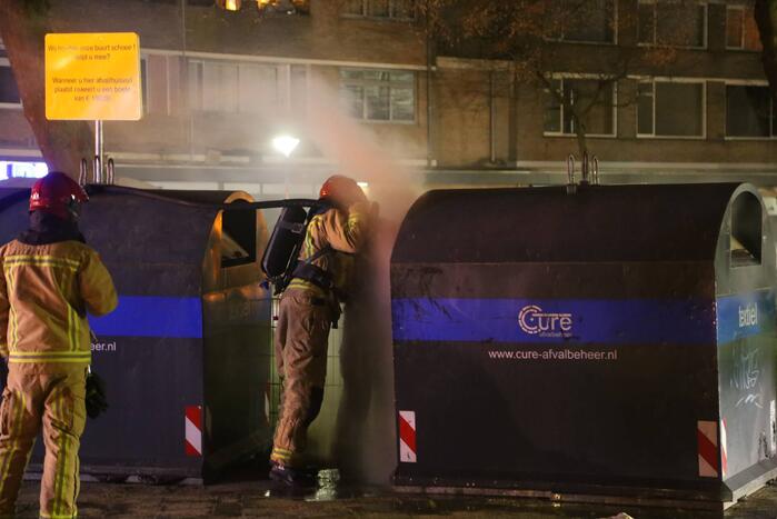 Container met kleding in brand