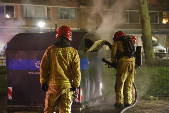 Container met kleding in brand