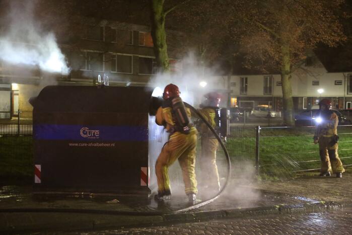 Container met kleding in brand