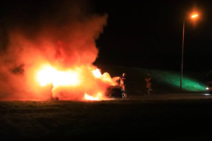 Twee geparkeerde auto's in vlammen op