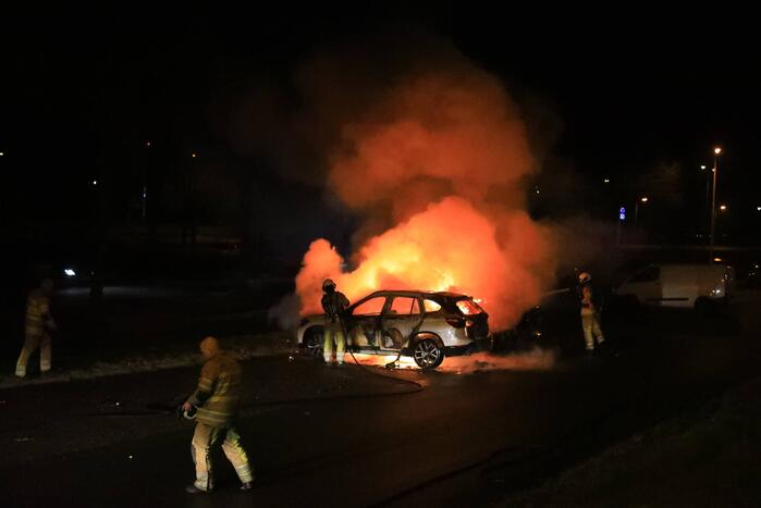 Twee geparkeerde auto's in vlammen op