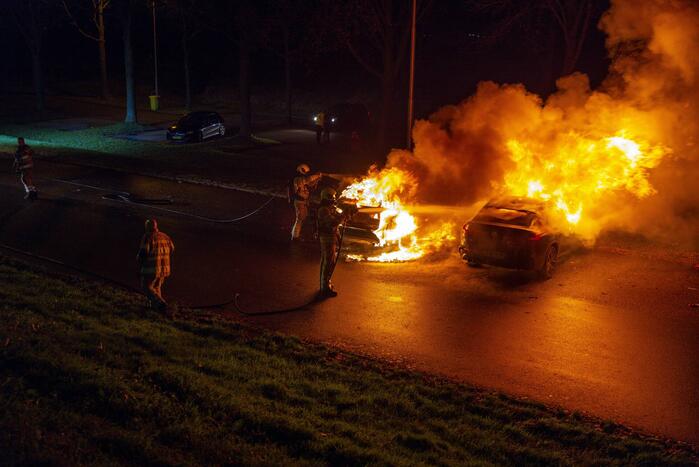 Twee geparkeerde auto's in vlammen op