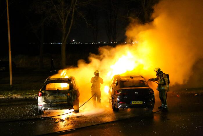 Twee geparkeerde auto's in vlammen op