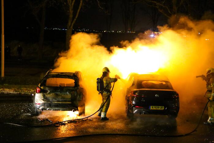 Twee geparkeerde auto's in vlammen op