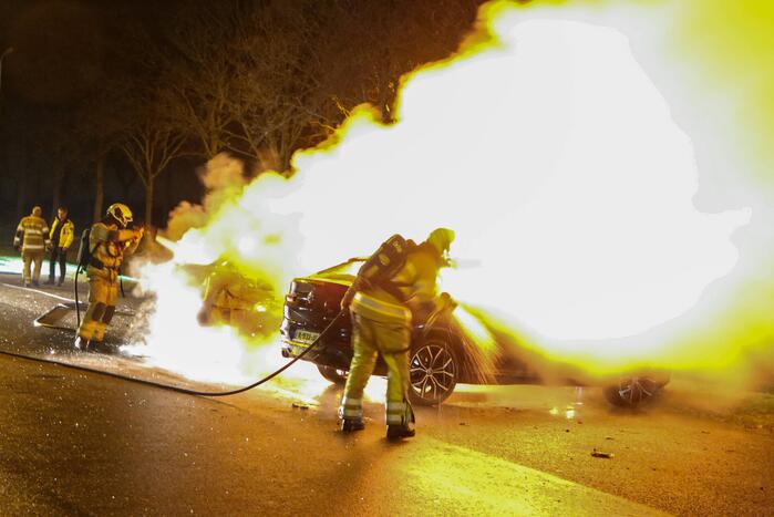 Twee geparkeerde auto's in vlammen op