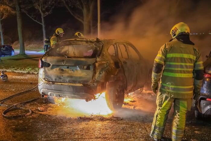 Twee geparkeerde auto's in vlammen op