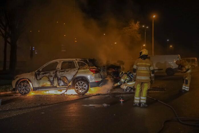 Twee geparkeerde auto's in vlammen op