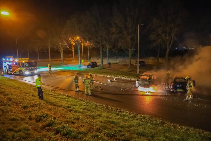 Twee geparkeerde auto's in vlammen op