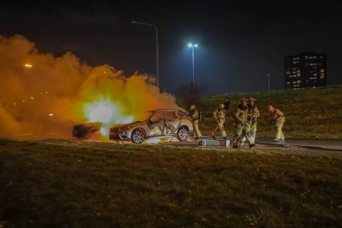 Twee geparkeerde auto's in vlammen op