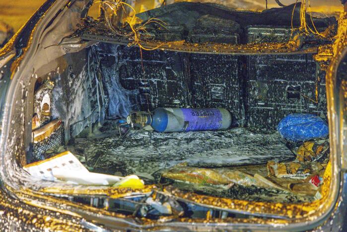 Twee geparkeerde auto's in vlammen op