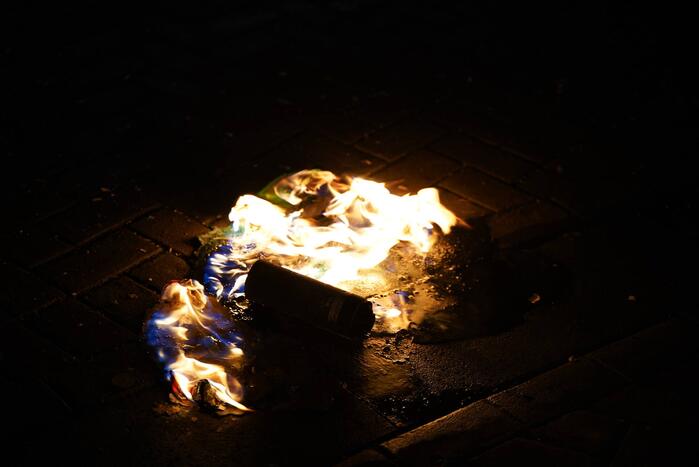 Spuitbus met WD40 in brand gestoken