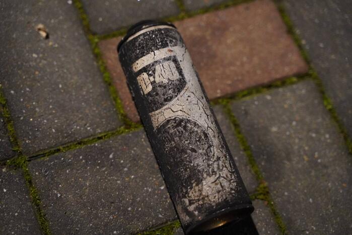 Spuitbus met WD40 in brand gestoken