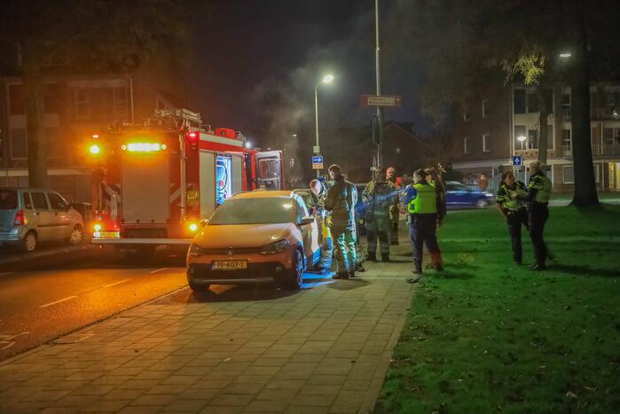 Brand in geparkeerde auto