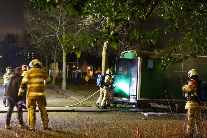 Brandweer blust brand in bouwkeet