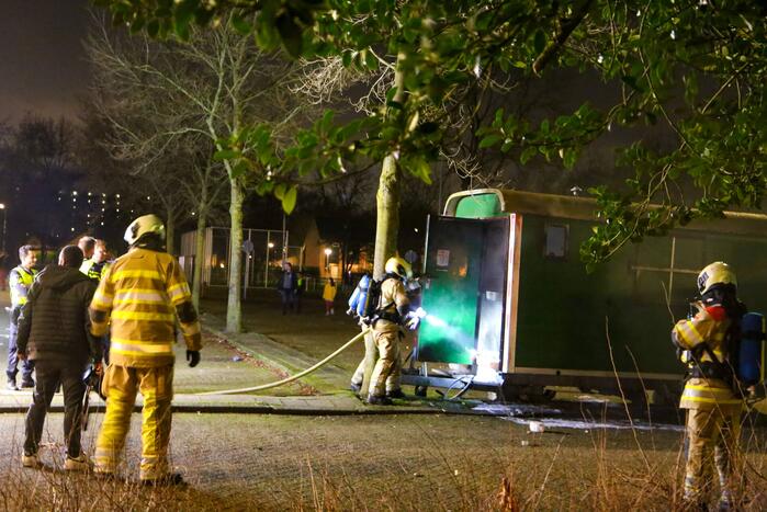 Brandweer blust brand in bouwkeet
