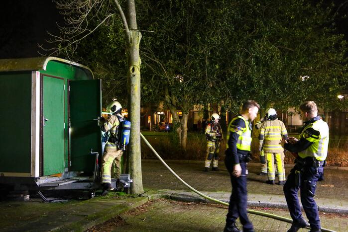 Brandweer blust brand in bouwkeet