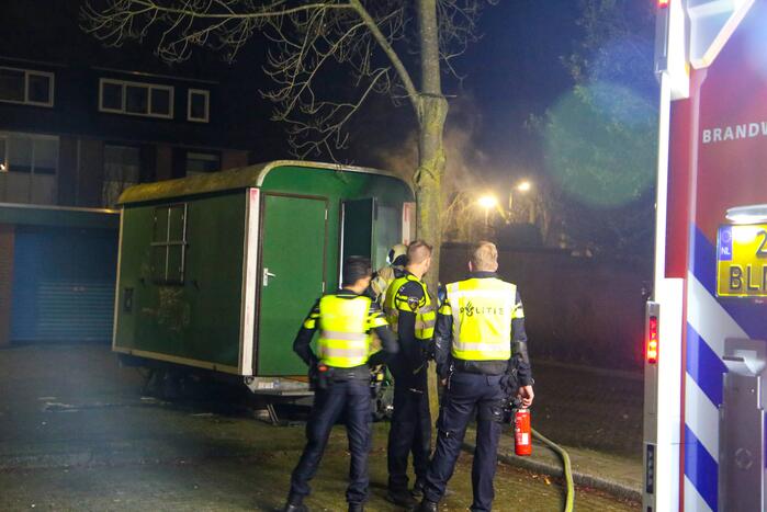Brandweer blust brand in bouwkeet