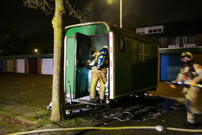 Brandweer blust brand in bouwkeet