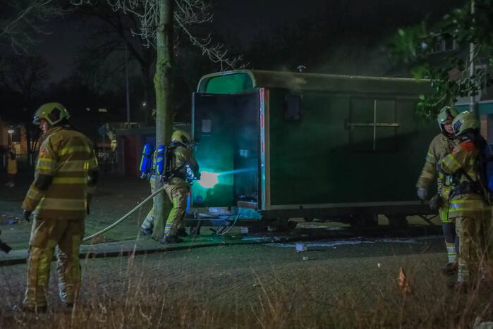 Brandweer blust brand in bouwkeet