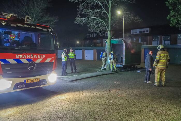 Brandweer blust brand in bouwkeet