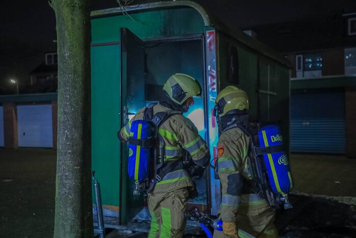 Brandweer blust brand in bouwkeet
