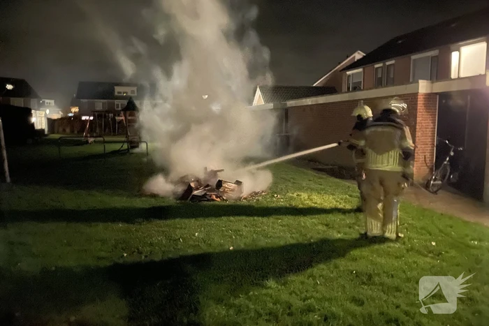 Brandweer blust buitenbrand