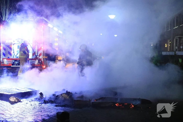 Pallets in brand op kruising