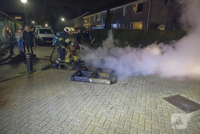 Pallets in brand op kruising