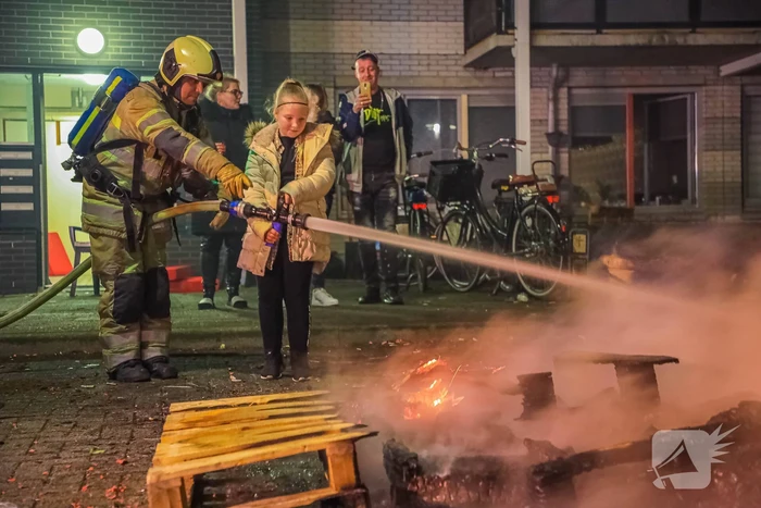 Kinderen helpen brandweer met blussen van buitenbrand