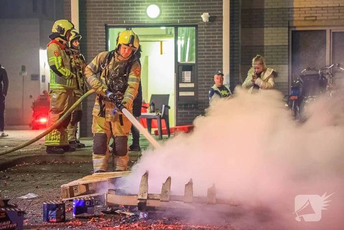 Kinderen helpen brandweer met blussen van buitenbrand