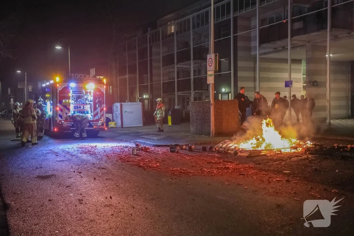Kinderen helpen brandweer met blussen van buitenbrand