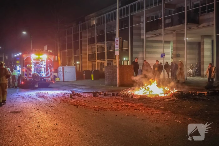 Kinderen helpen brandweer met blussen van buitenbrand