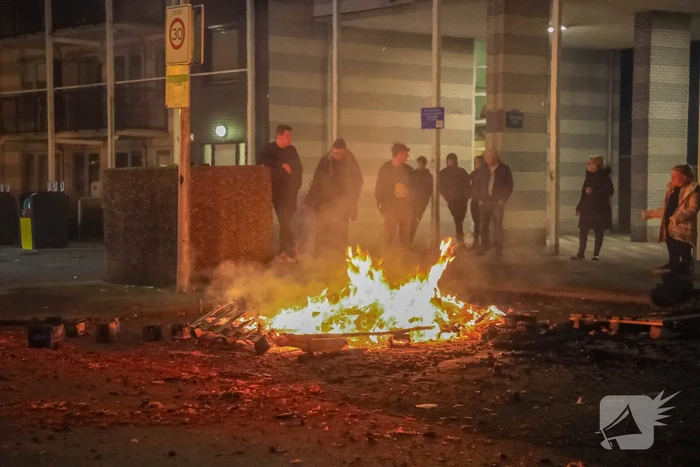 Kinderen helpen brandweer met blussen van buitenbrand