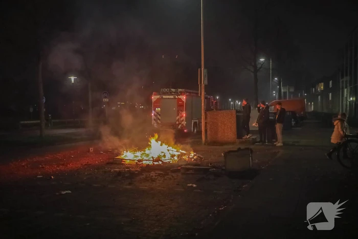 Kinderen helpen brandweer met blussen van buitenbrand