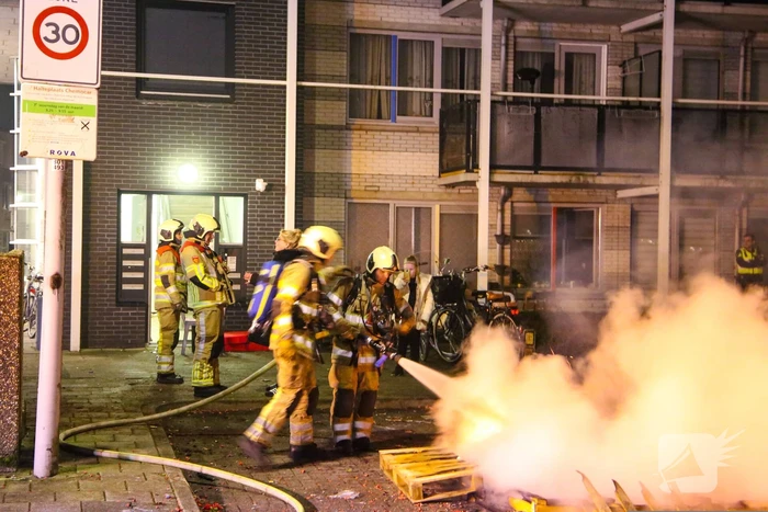 Kinderen helpen brandweer met blussen van buitenbrand