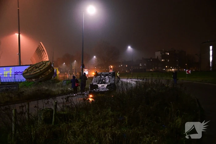Auto vliegt uit de bocht en belandt op op zijn kop