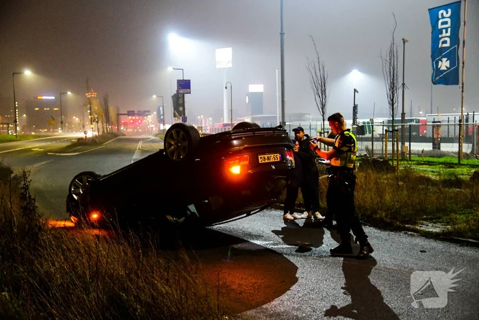 Auto vliegt uit de bocht en belandt op op zijn kop