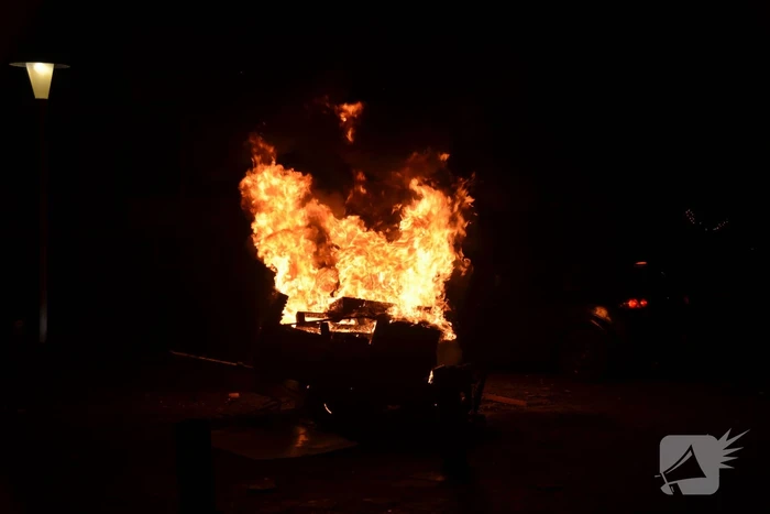 Aanhanger met afval in brand