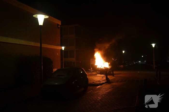 Aanhanger met afval in brand