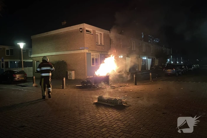 Aanhanger met afval in brand