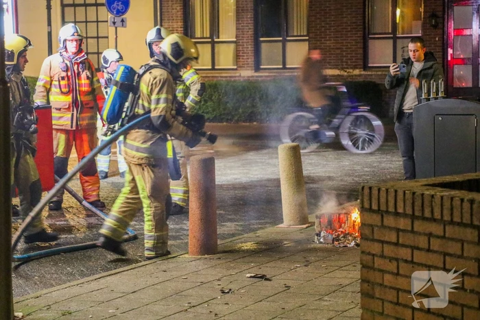 Brandweer blust smeulende vuurwerkresten