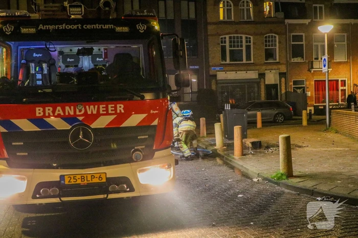Brandweer blust smeulende vuurwerkresten