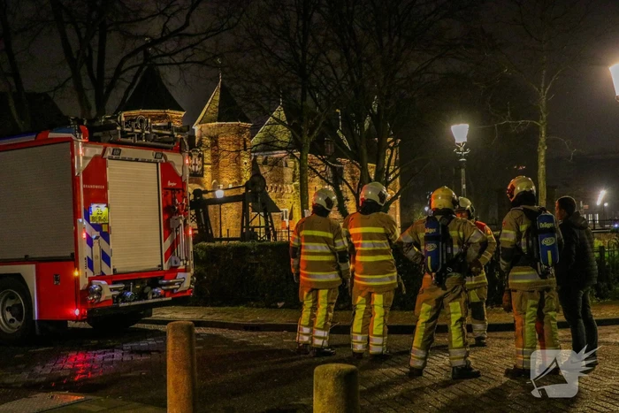 Brandweer blust smeulende vuurwerkresten